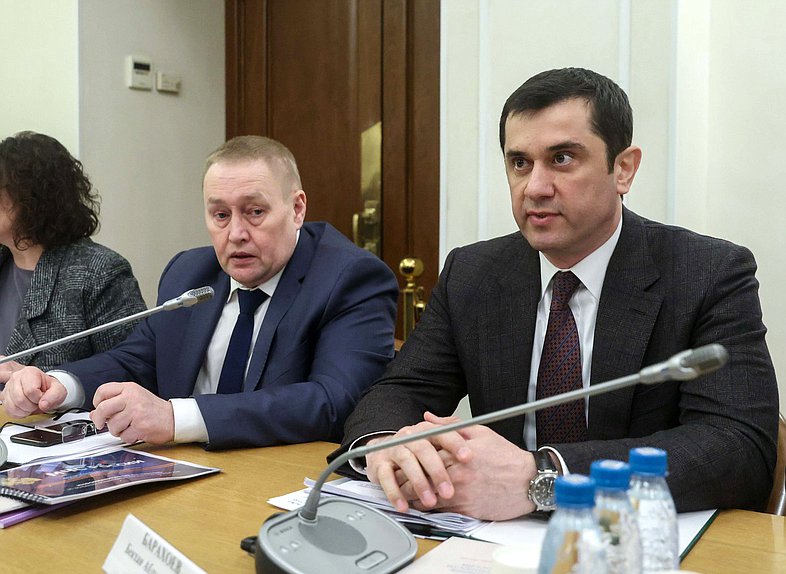 Члены Комитета по безопасности и противодействию коррупции Андрей Альшевских и  и Бекхан Барахоев