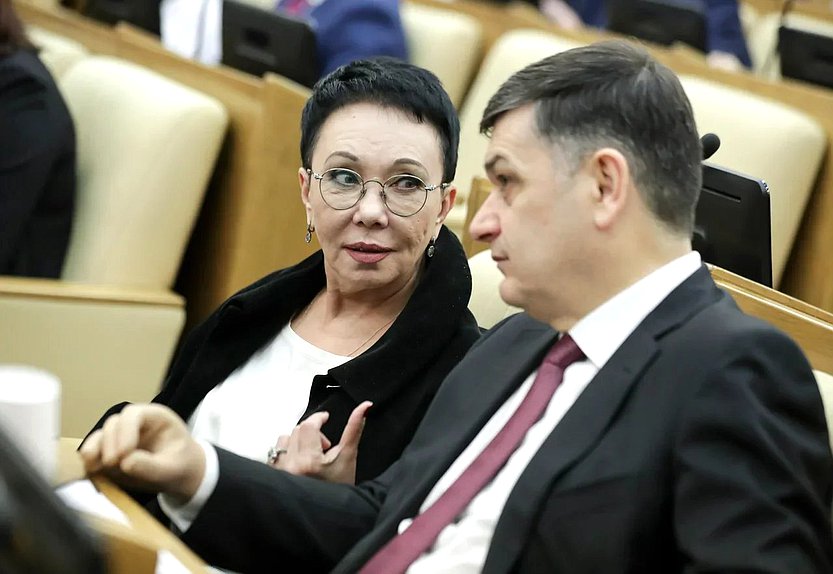 Заместитель Председателя Комитета по контролю и Регламенту Лариса Шойгу и член Комитета по безопасности и противодействию коррупции Адальби Шхагошев