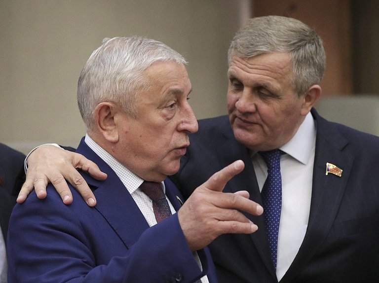Председатель Комитета по региональной политике и проблемам Севера и Дальнего Востока Николай Харитонов и Первый заместитель Председателя Комитета по труду, социальной политике и делам ветеранов Николай Коломейцев