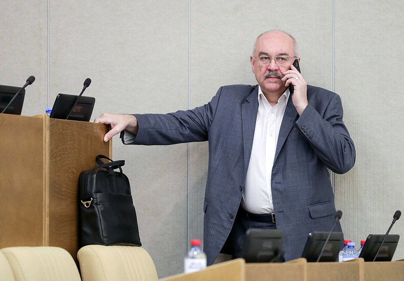 Член Комитета по природным ресурсам, собственности и земельным отношениям Михаил Бугера
