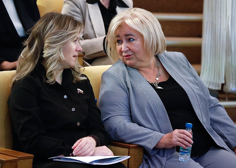 Член Комитета по защите семьи, вопросам отцовства, материнства и детства Ольга Коробова и заместитель Председателя Комитета Елена Вторыгина