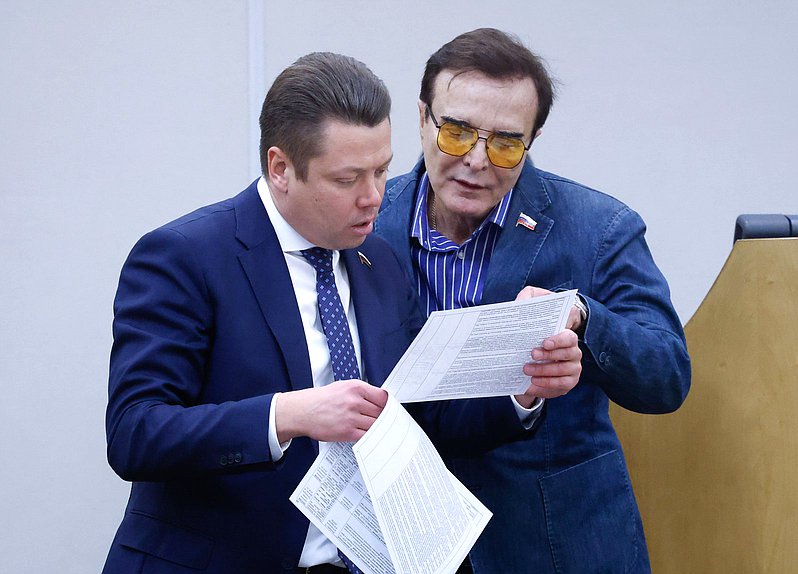 Член Комитета по контролю Никита Румянцев и член Комитета по экономической политике Александр Максимов