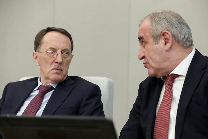 Заместители Председателя Государственной Думы Алексей Гордеев и Сергей Неверов
