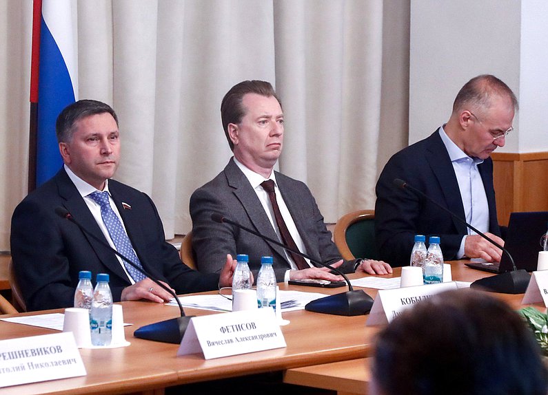 Председатель Комитета по экологии, природным ресурсам и охране окружающей среды Дмитрий Кобылкин, Первый заместитель Председателя Комитета Владимир Бурматов и заместитель Председателя Комитета Александр Коган