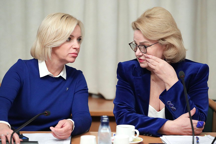 Председатель Комитета по просвещению Ольга Казакова и Председатель Комитета по вопросам семьи, женщин и детей Нина Останина