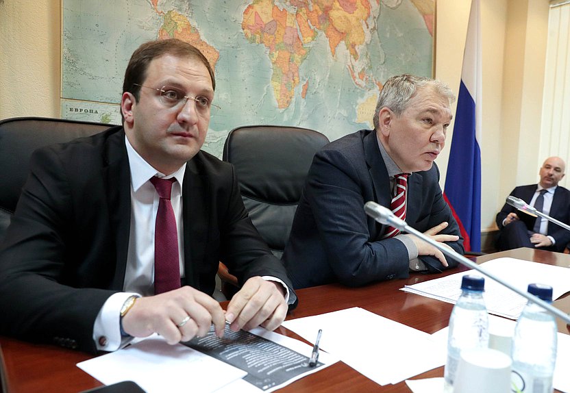 Заместитель Председателя Народного Собрания Республики Абхазия Астамур Аршба и Председатель Комитета по делам СНГ, евразийской интеграции и связям с соотечественниками Леонид Калашников