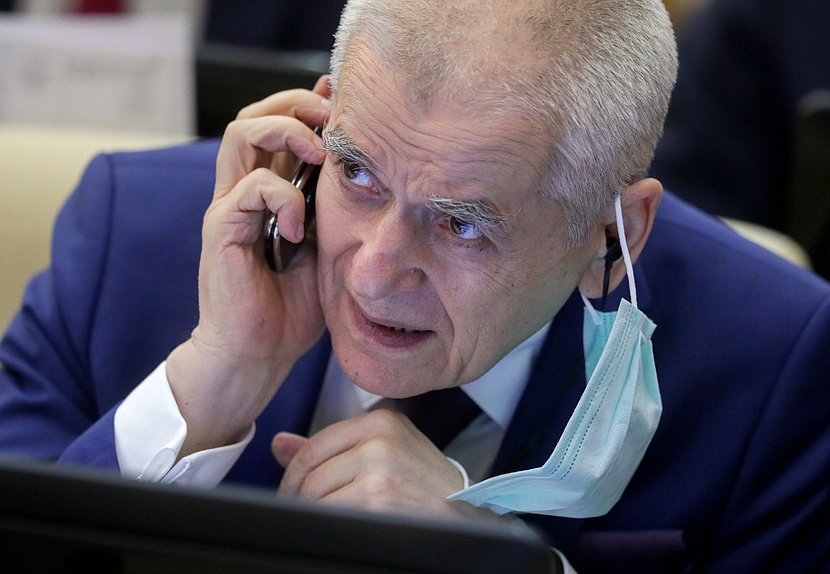 Первый заместитель Председателя Комитета по образованию и науке Геннадий Онищенко