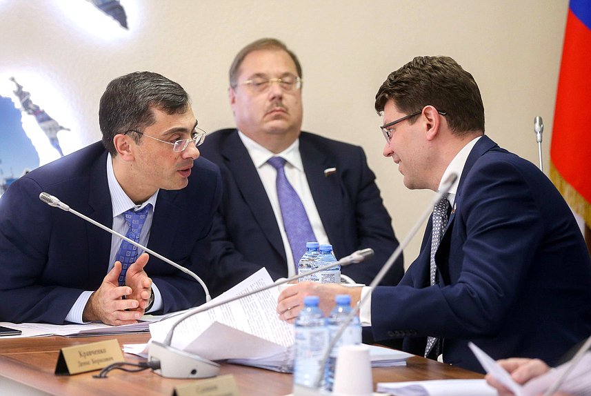 Первый заместитель Председателя Комитета по экономической политике, промышленности, инновационному развитию и предпринимательству Владимир Гутенев и заместитель Председателя Комитета Денис Кравченко