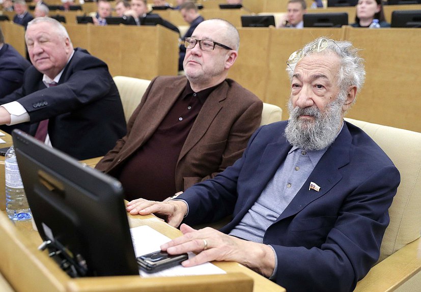 Член Комитета по международным делам Артур Чилингаров и член Комитета по транспорту и строительству Владимир Ресин