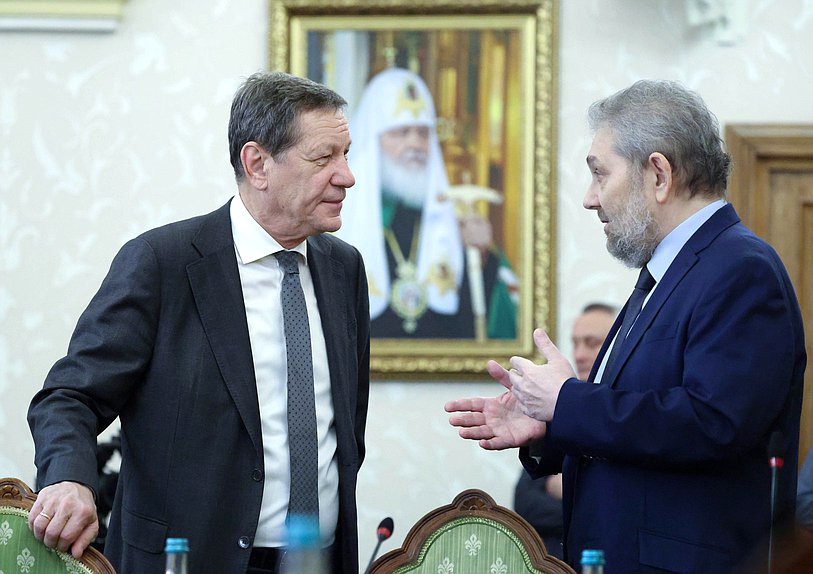 Первый заместитель Председателя Государственной Думы Александр Жуков (слева)