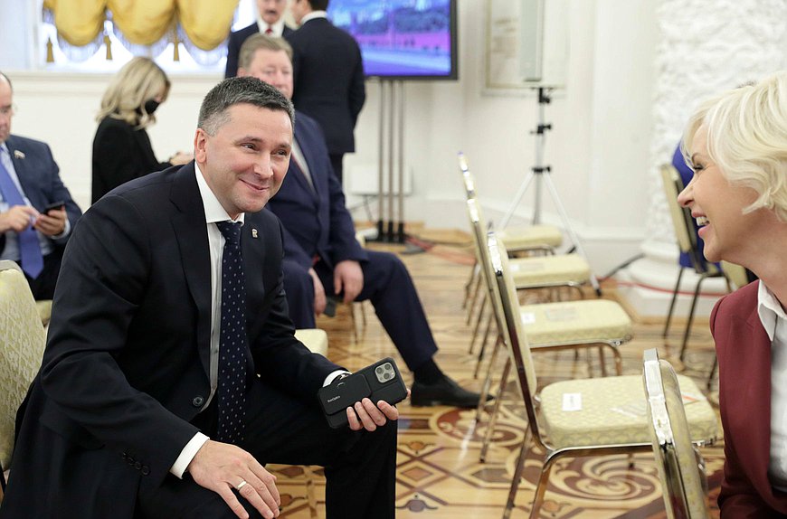 Депутаты от фракции «Единая Россия» Дмитрий Кобылкин и Ольга Казакова