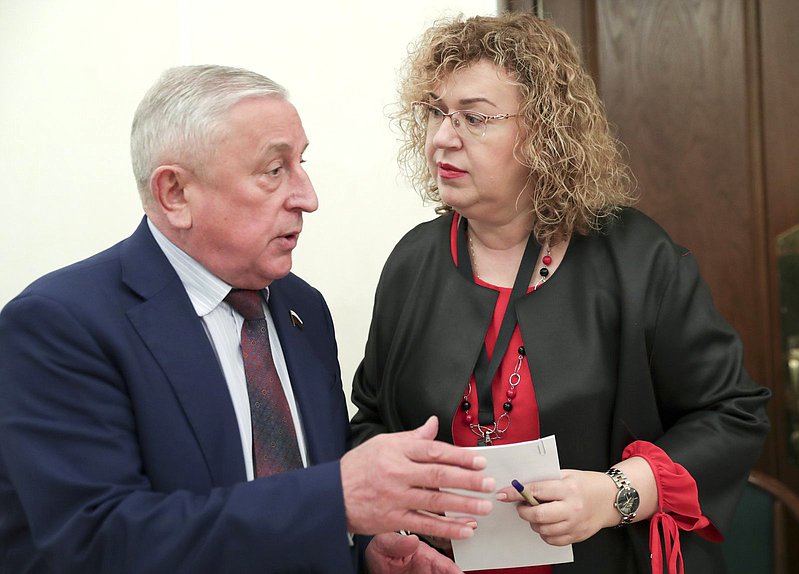 Председатель Комитета по региональной политике и проблемам Севера и Дальнего Востока Николай Харитонов и заместитель Председателя ГД Ольга Епифанова