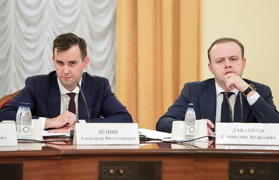 Председатель Комитета по малому и среднему предпринимательству Александр Демин и заместитель Председателя Государственной Думы Владислав Даванков