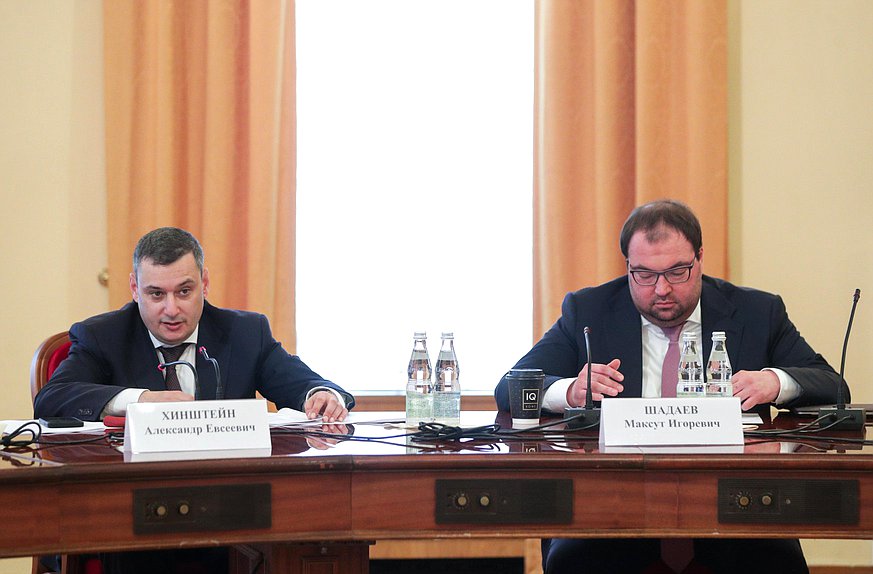 Председатель Комитета по информационной политике, информационным технологиям и связи Александр Хинштейн и Министр цифрового развития, связи и массовых коммуникаций РФ Максут Шадаев