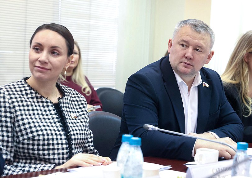 Заместитель Председателя Комитета по молодежной политике Юлия Саранова и член Комитета Вячеслав Дамдинцурунов