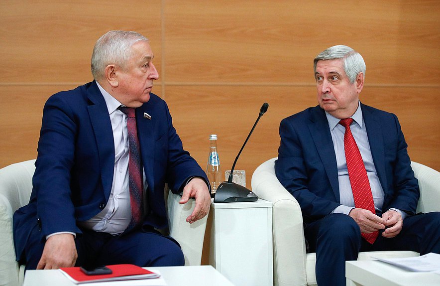 Председатель Комитета по развитию Дальнего Востока и Арктики Николай Харитонов и Первый заместитель Председателя Государственной Думы Иван Мельников