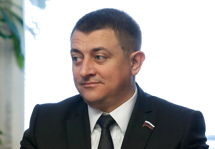 Член Комитета по вопросам собственности, земельным и имущественным отношениям Андрей Гимбатов