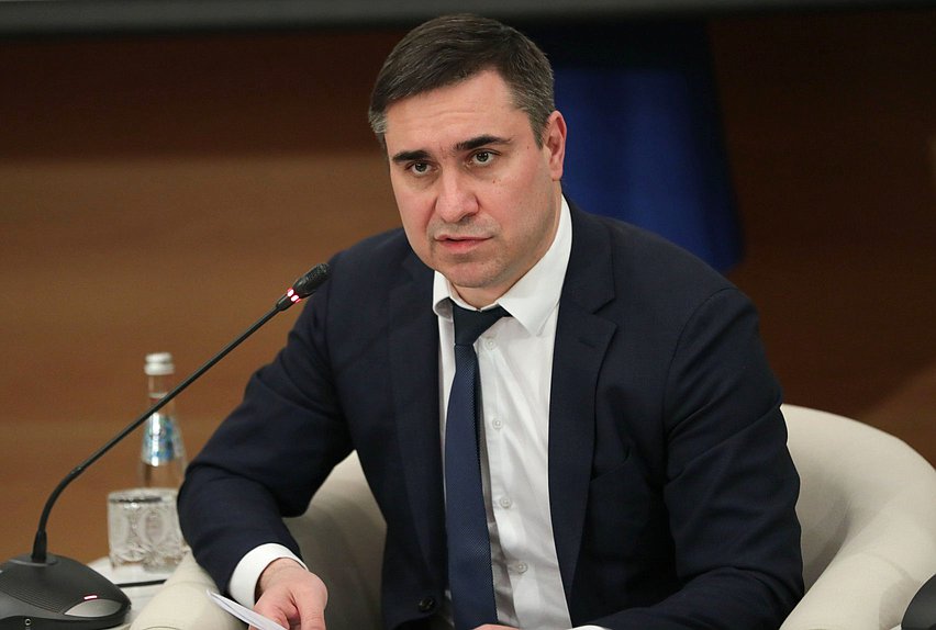 Председатель Комитета по охране здоровья Дмитрий Хубезов