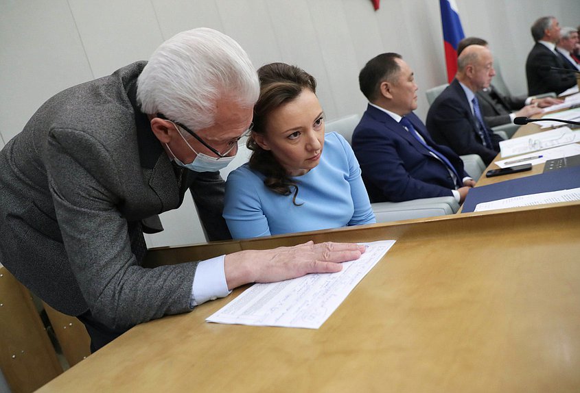 Руководитель фракции «Единая Россия» Владимир Васильев и заместитель Председателя Государственной Думы Анна Кузнецова