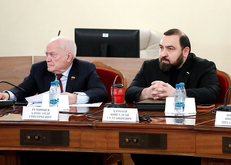 Члены Комитета по охране здоровья Александр Румянцев и Бийсултан Хамзаев