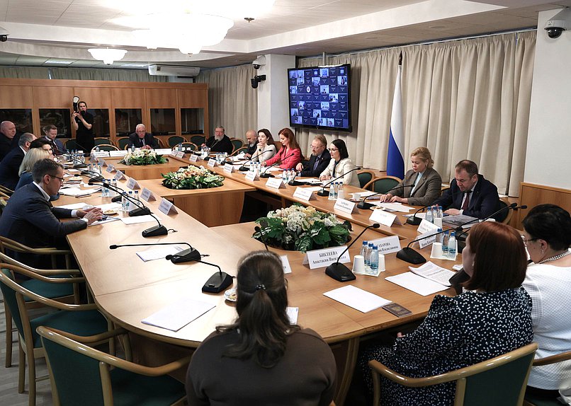 Круглый стол на тему «О совершенствовании федерального законодательства в части защиты женщин от склонения к искусственному прерыванию беременности»