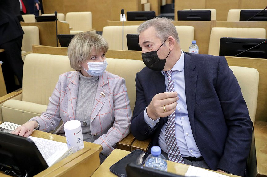 Член Комитета по физической культуре и спорту Владислав Третьяк и член Комитета по охране здоровья Вероника Власова