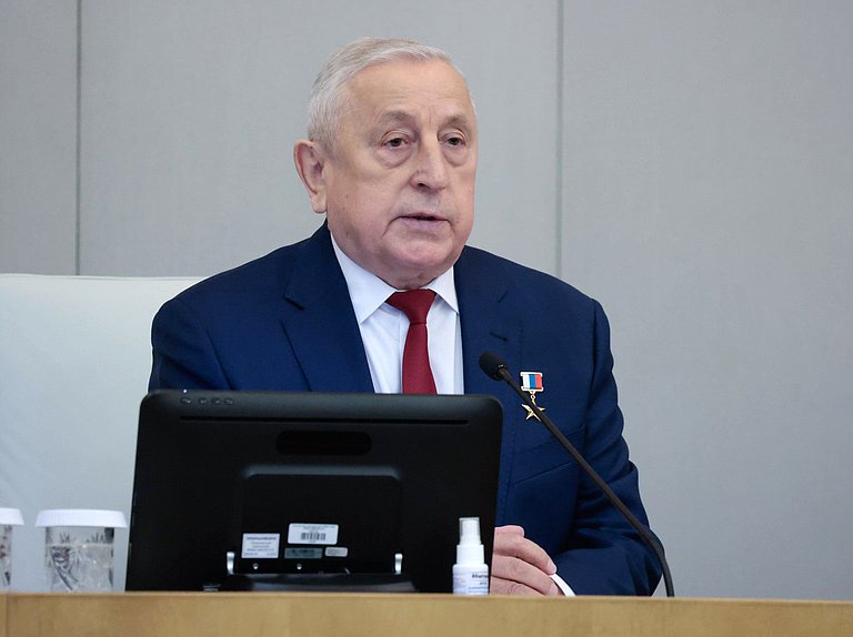 Член фракции КПРФ Николай Харитонов