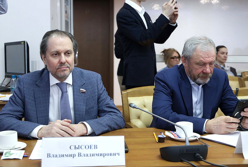 Член Комитета по экологии, природным ресурсам и охране окружающей среды Владимир Сысоев и член Комитета по развитию гражданского общества, вопросам общественных и религиозных объединений Сергей Петров