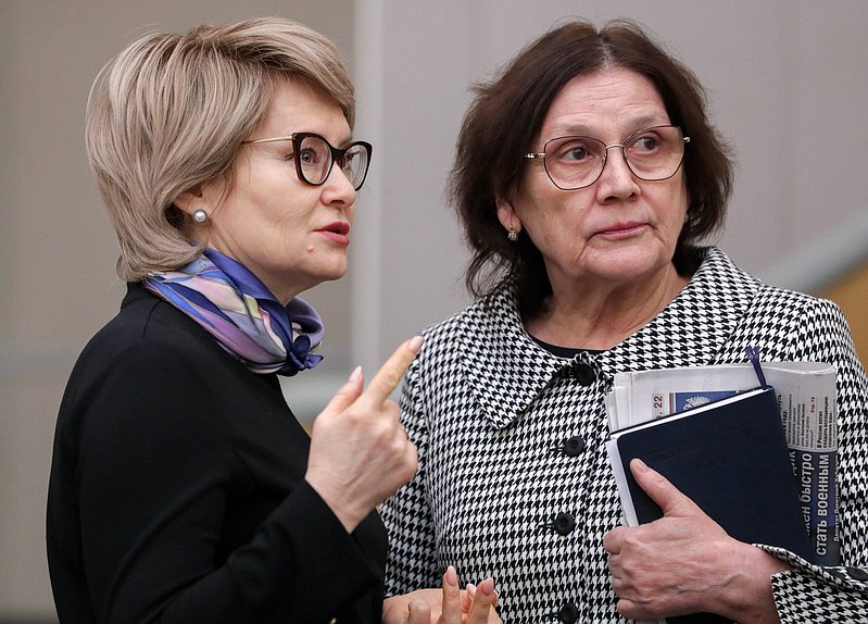 Член Комитета по просвещению Эльвира Аиткулова и член Комитета по охране здоровья Римма Утяшева