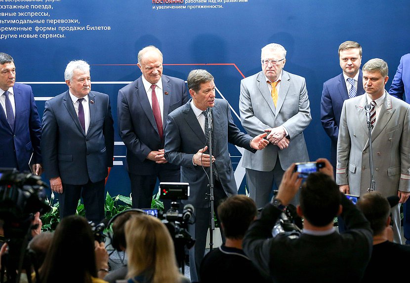 Генеральный директор — председатель правления ОАО «Российские железные дороги» Олег Белозеров и Первый заместитель Председателя Государственной Думы Александр Жуков