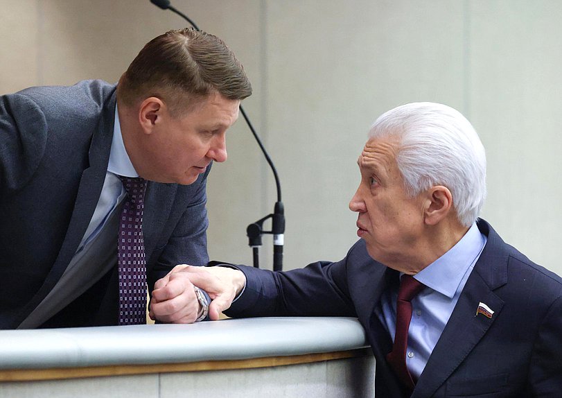 Полномочный представитель Правительства РФ в Государственной Думе Александр Синенко и руководитель фракции "Единая Россия" Владимир Васильев