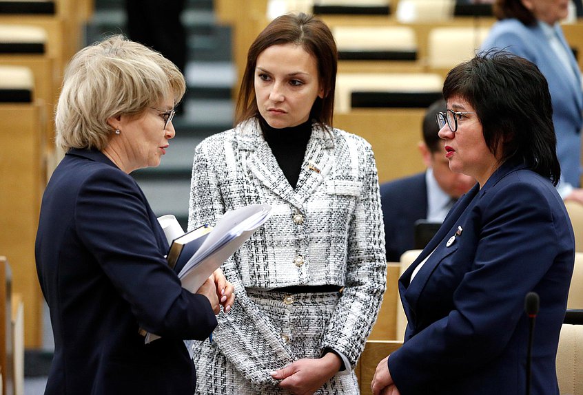 Член Комитета по просвещению Эльвира Аиткулова, член Комитета по труду, социальной политике и делам ветеранов Виктория Родина и член Комитета по делам национальностей Елена Евтюхова