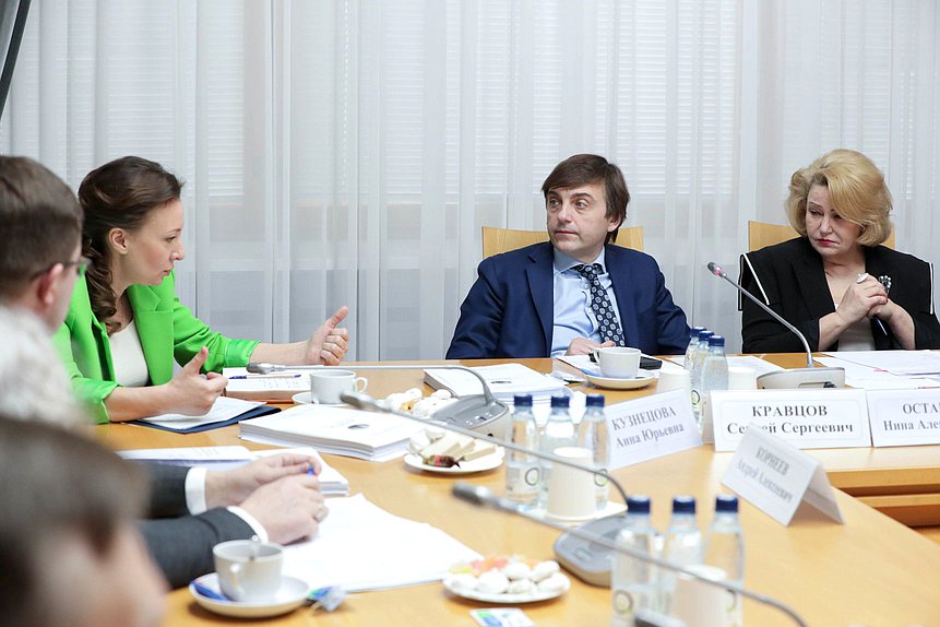 Заместитель Председателя Государственной Думы Анна Кузнецова, Министр просвещения РФ Сергей Кравцов и Председатель Комитета по вопросам семьи, женщин и детей Нина Останина