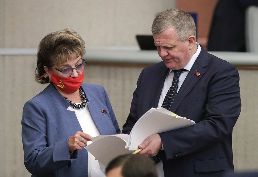 Член Комитета по транспорту и строительству Ольга Алимова и Первый заместитель Председателя Комитета по труду, социальной политике и делам ветеранов Николай Коломейцев