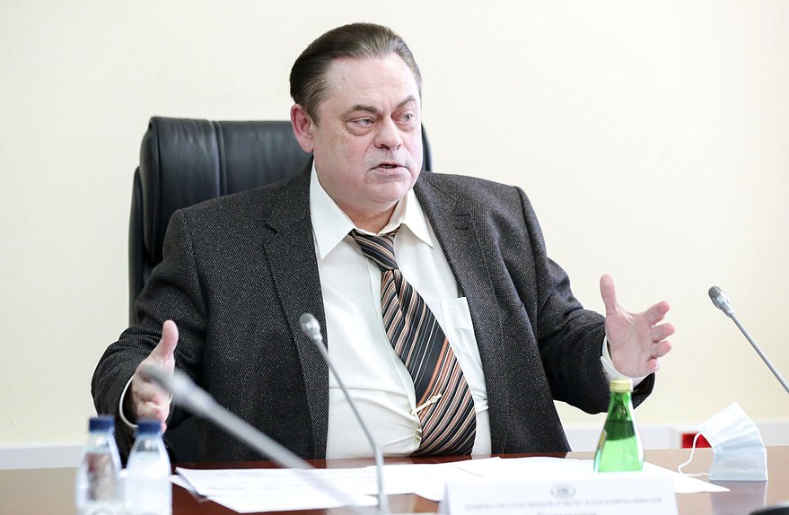 Председатель Комитета по делам национальностей Геннадий Семигин