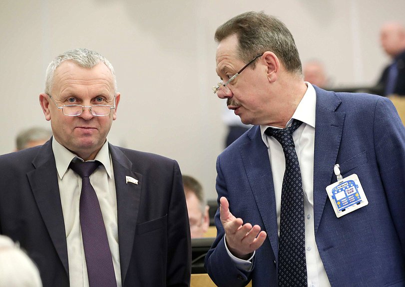 Член Комитета по природным ресурсам, собственности и земельным отношениям Андрей Палкин и член Комитета по региональной политике, проблемам Севера и Дальнего Востока Владимир Новиков