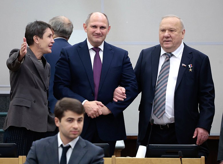Член фракции "Единая Россия" Михаил Рахлин и член Комитета по развитию гражданского общества, вопросам общественных и религиозных объединений Владимир Шаманов