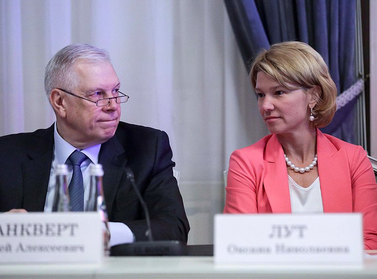 Руководитель Федеральной службы по ветеринарному и фитосанитарному надзору Сергей Данкверт и Министр сельского хозяйства РФ Оксана Лут