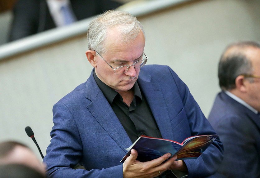 Член Комитета по труду, социальной политике и делам ветеранов Олег Шеин