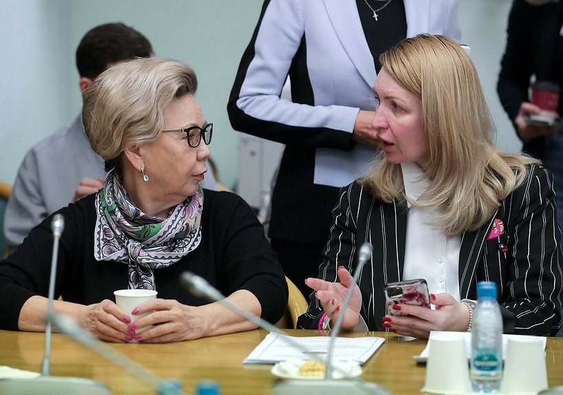 Член Комитета по бюджету и налогам Галина Данчикова (слева)