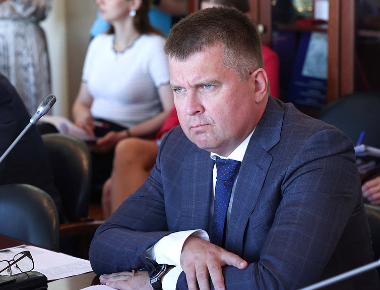 Член Комитета по строительству и ЖКХ Дмитрий Аверов