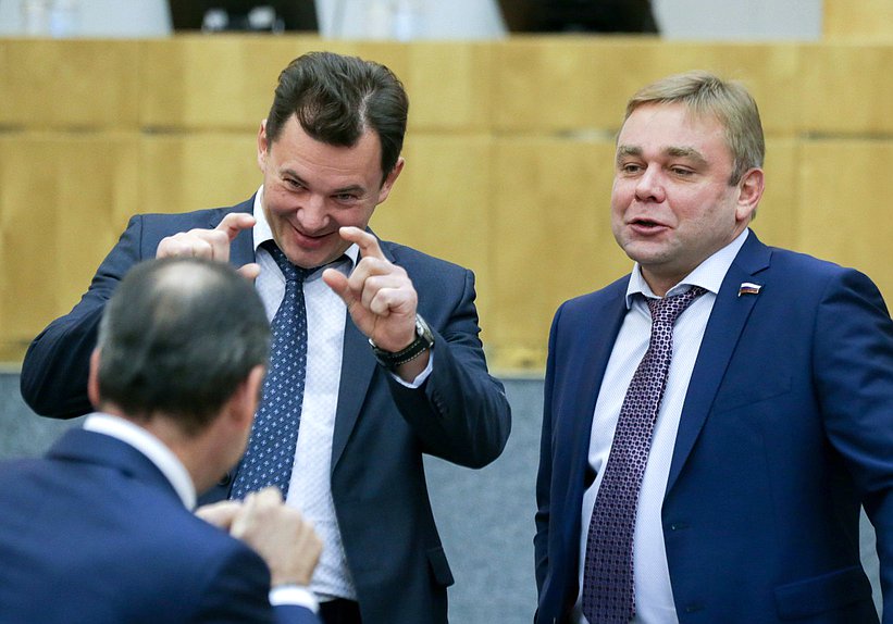 Член Комитета по обороне Роман Романенко и член Комитета по транспорту и строительству Максим Сураев