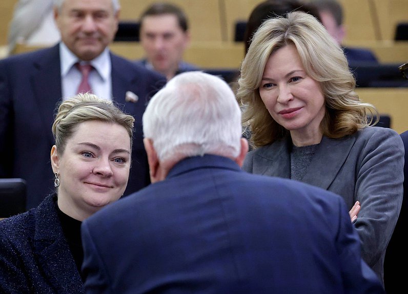 Член Комитета по туризму и развитию туристической инфраструктуры Наталья Каптелинина и член Комитета по труду, социальной политике и делам ветеранов Екатерина Стенякина