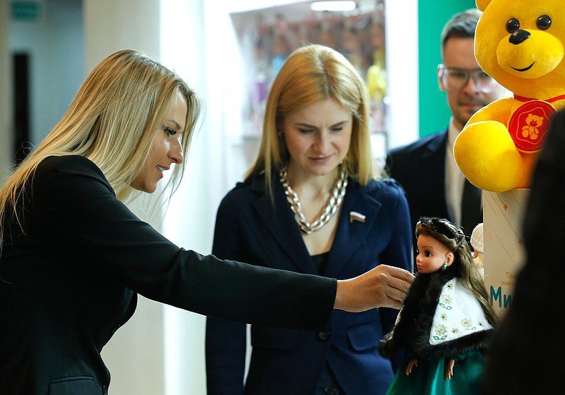 Первый заместитель Председателя Комитета по просвещению Яна Лантратова и член Комитета по международным делам Мария Бутина