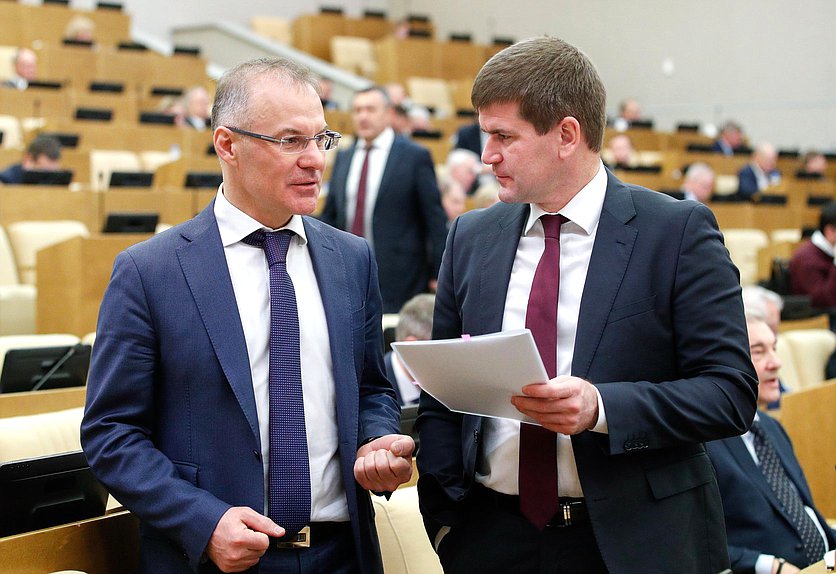 Заместитель Председателя Комитета по экологии, природным ресурсам и охране окружающей среды Александр Коган и Первый заместитель Председателя Комитета по региональной политике и местному самоуправлению Геннадий Панин