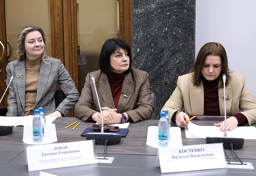 Член Комитета по туризму и развитию туристической инфраструктуры Наталья Каптелинина и заместители Председателя Комитета Татьяна Лобач и Наталья Костенко