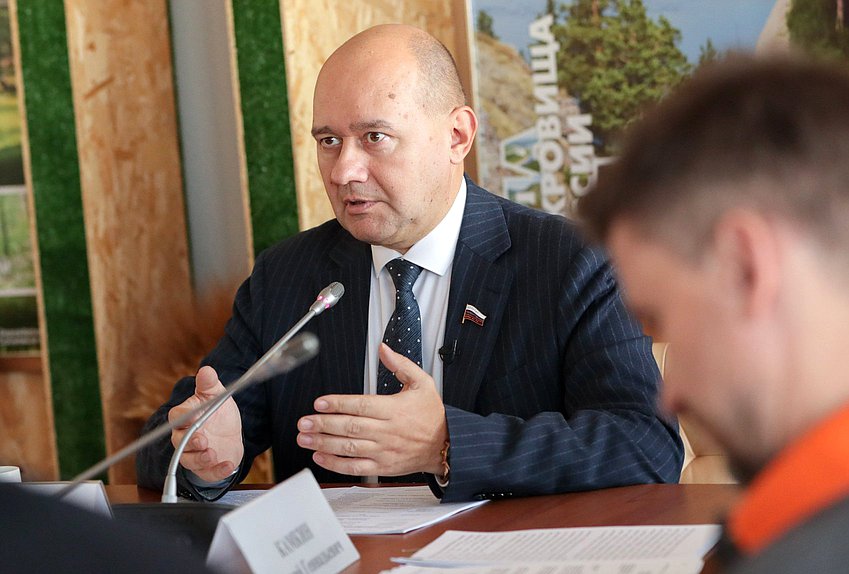 Заместитель Председателя Комитета по развитию гражданского общества, вопросам общественных и религиозных объединений Олег Леонов