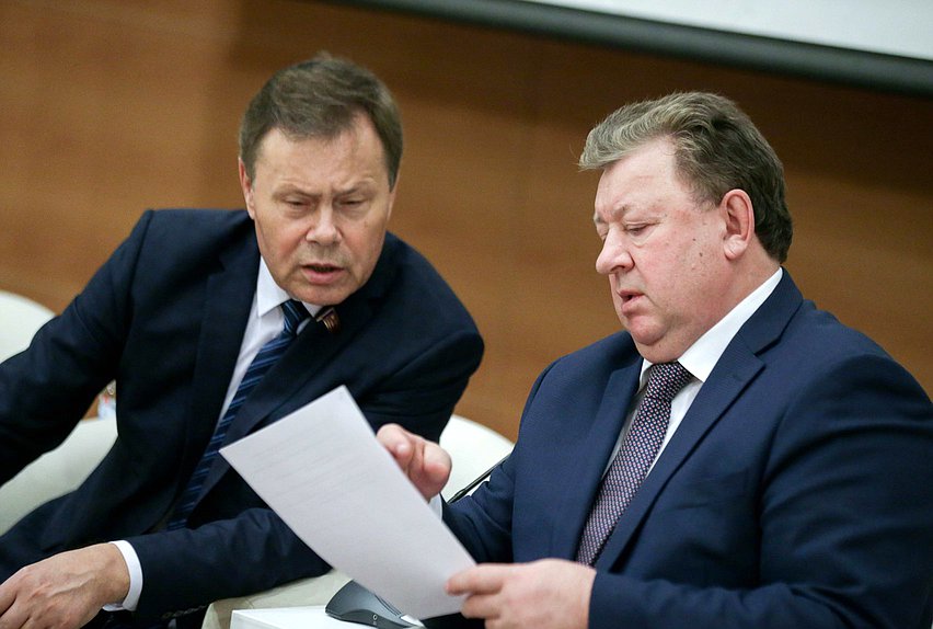 Первый заместитель Председателя Комитета по природным ресурсам, собственности и земельным отношениям Юрий Афонин и Председатель Комитета по аграрным вопросам Владимир Кашин