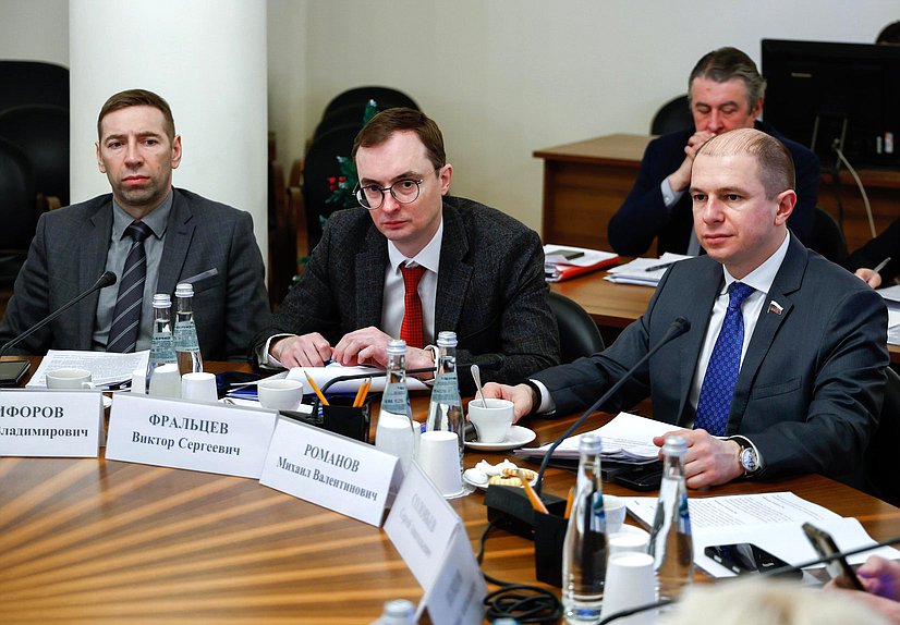 Член Комитета по культуре Михаил Романов (справа)