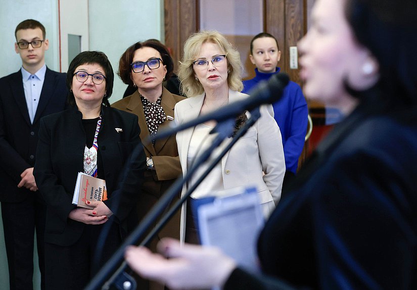 Член Комитета по делам национальностей Елена Евтюхова, член Комитета по обороне Татьяна Кусайко и заместитель Председателя Комитета по охране здоровья Татьяна Соломатина